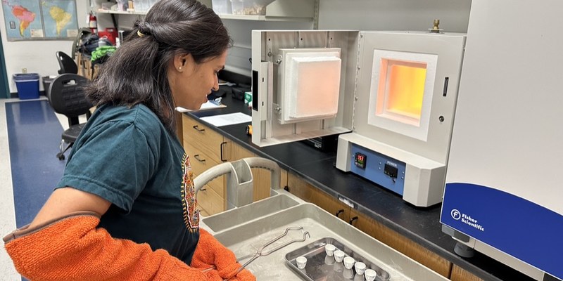 Loading crucibles for loss-on-ignition analysis